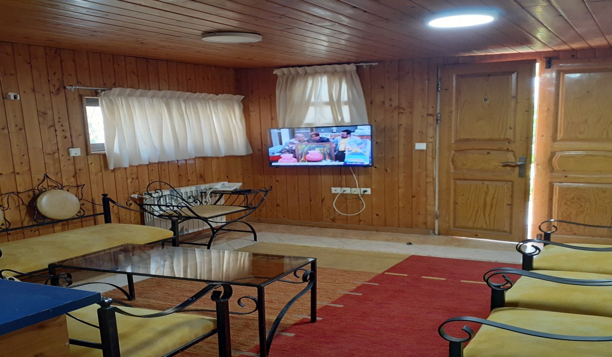 پذیرایی ویلا چوبی لب دریا بابلسر