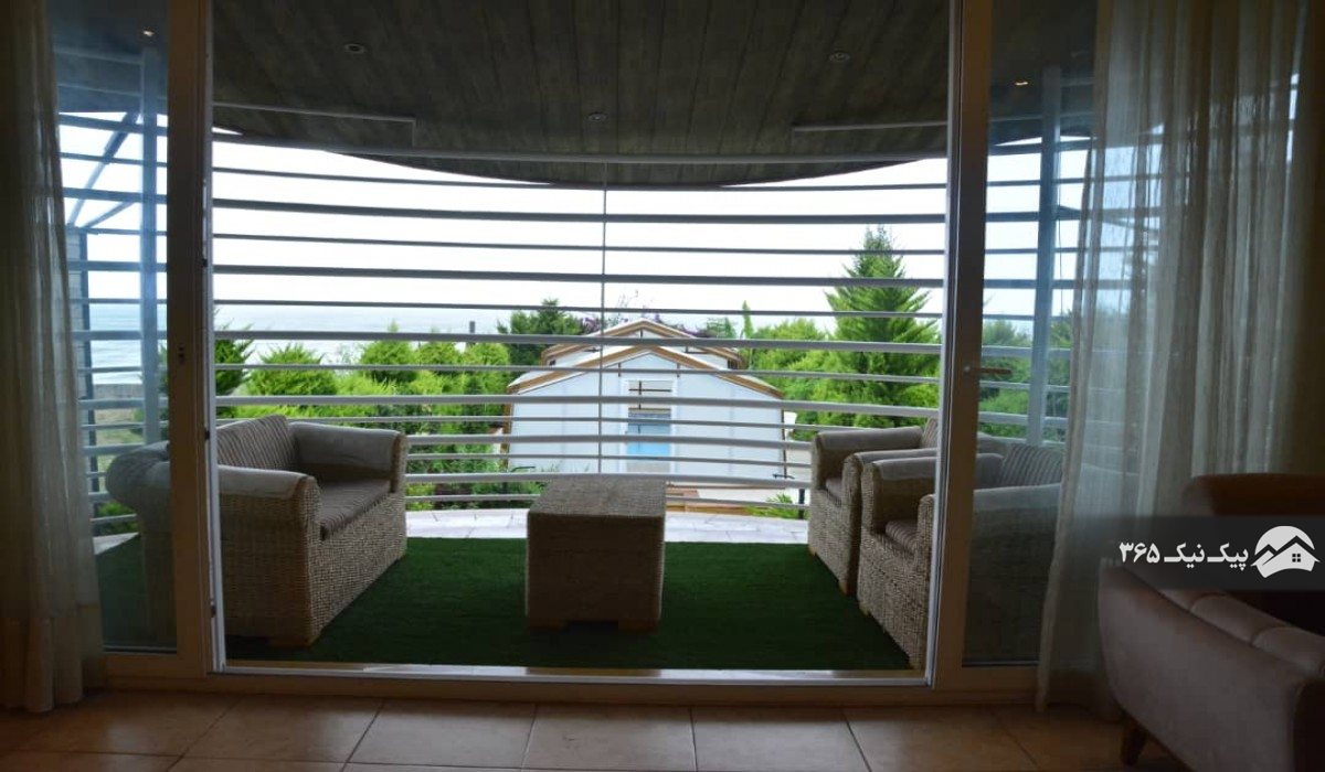 تراس عمارت استخردار با ساحل اختصاصی