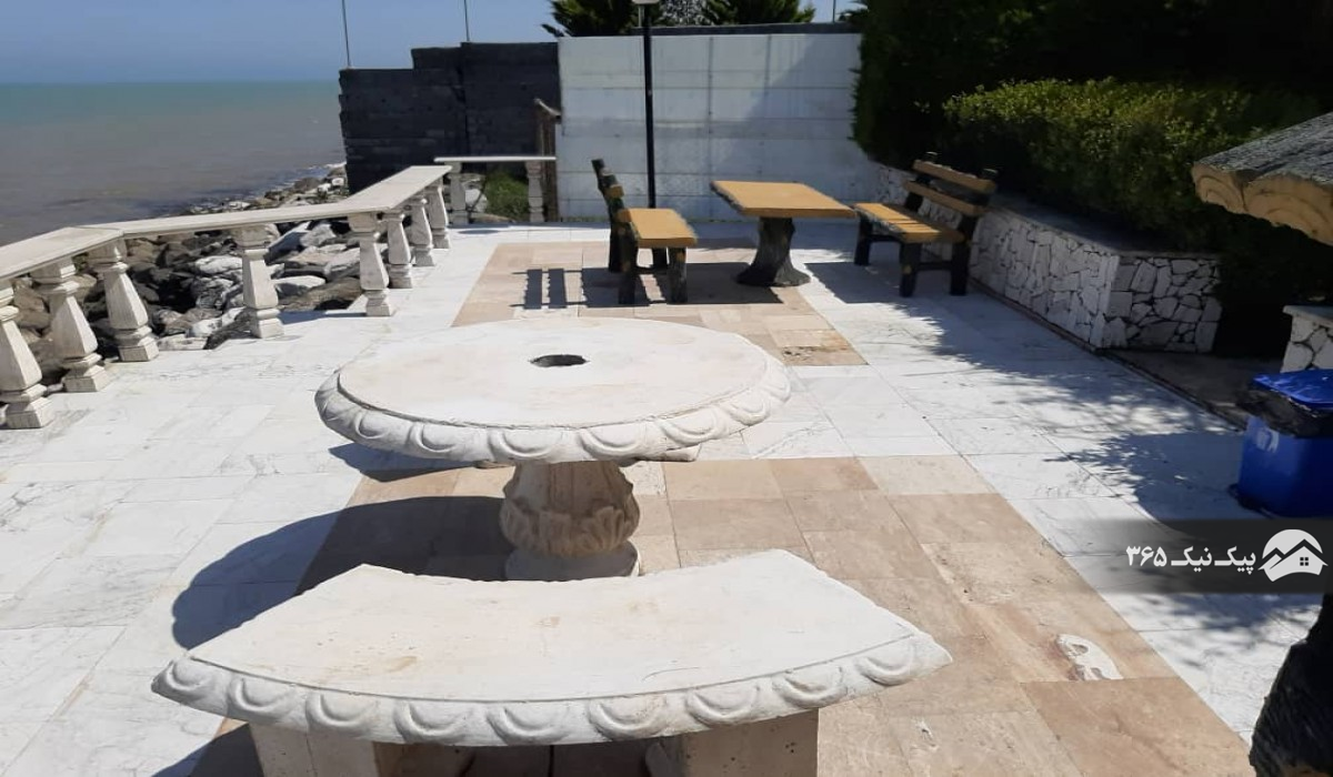 تراس سنگی عمارت استخردار با ساحل اختصاصی